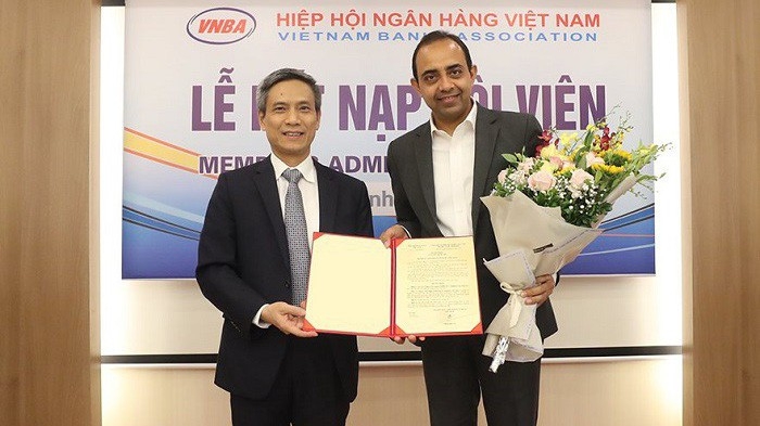 Tổng Thư ký VNBA đã trao Quyết định Kết nạp hội viên liên kết thứ 66 cho Shinhan Finance.