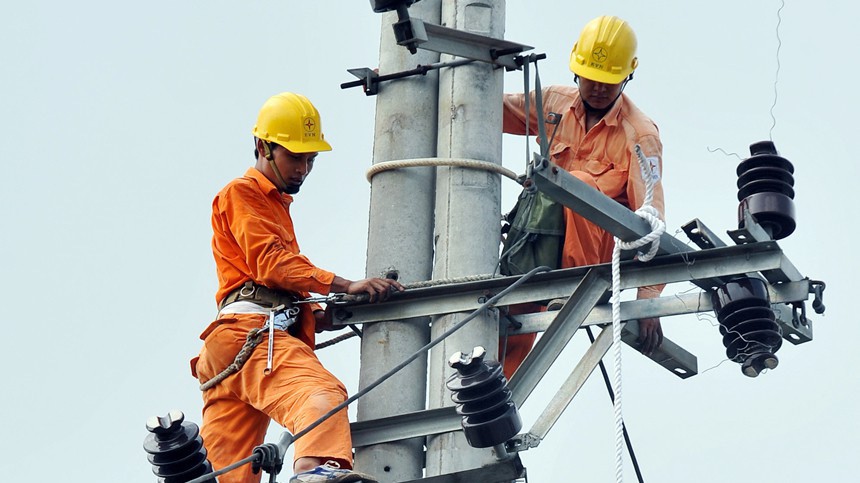 Theo EVN, do tình hình nắng nóng gay gắt diện rộng duy trì liên tục ở mức 39-40 độ ở miền Bắc và miền Trung đã làm cho công suất tiêu thụ đầu nguồn và sản lượng điện tiêu thụ toàn quốc tăng cao kỷ lục. 