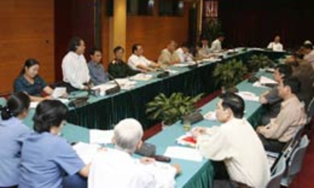 Các đại biểu Quốc hội thảo luận tại tổ về dự án sửa hai luật thuế - Ảnh: TTXVN.