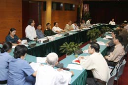 Các đại biểu Quốc hội thảo luận tại tổ về dự án sửa hai luật thuế - Ảnh: TTXVN.