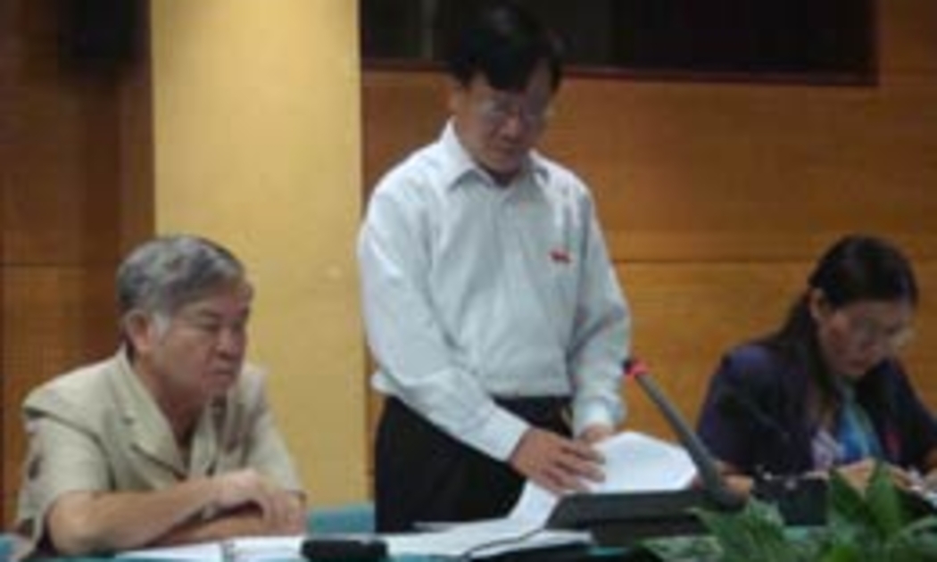 Đại biểu Quốc hội thảo luận tại tổ về dự án Luật Các tổ chức tín dụng (sửa đổi).