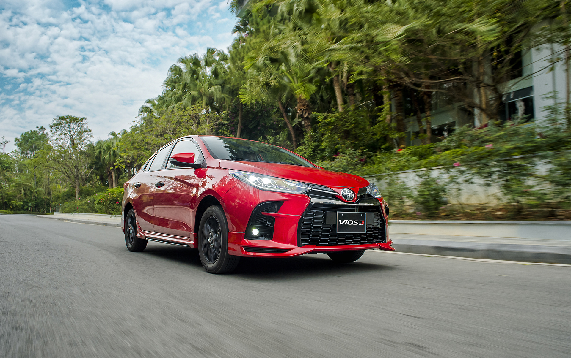 Phiên bản Toyota Vios GR-S có giá bán lẻ cao hơn 39 triệu đồng so với đối thủ Honda City RS.