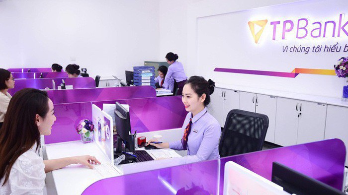 TPBank cũng là ngân hàng đầu tiên triển khai thẻ chip kết hợp contactless (không tiếp xúc) tại Việt Nam.
