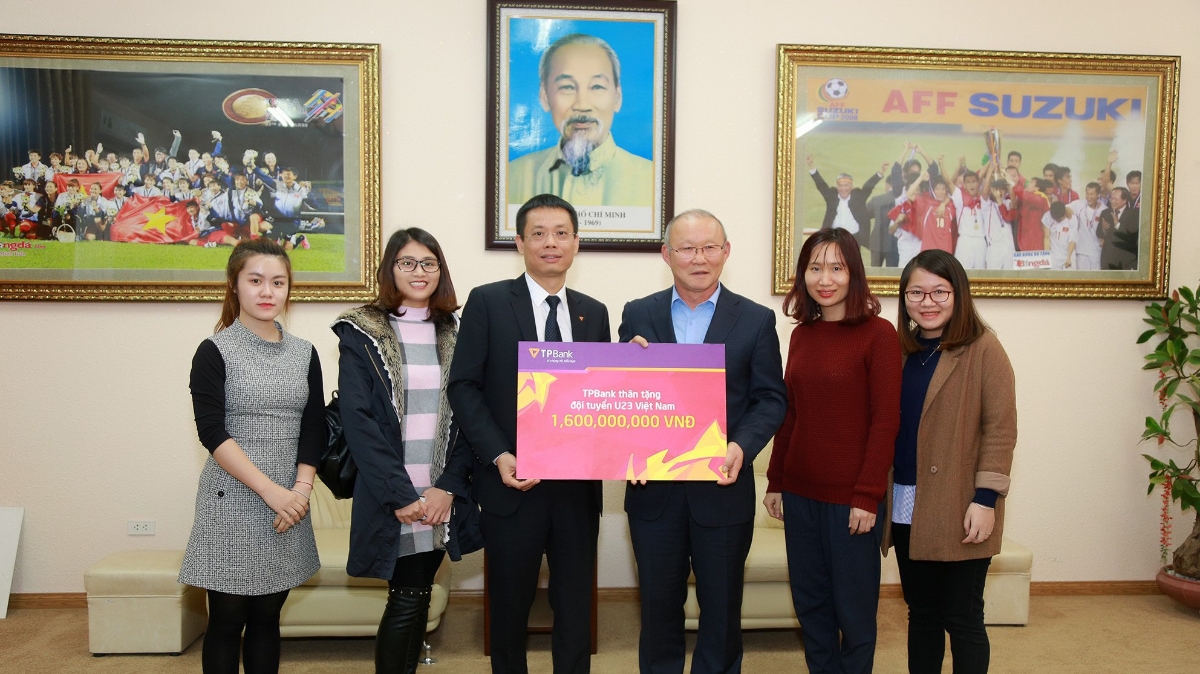 Ông Phạm Đông Anh đại diện Ngân hàng TPBank trao quà cho đội tuyển.