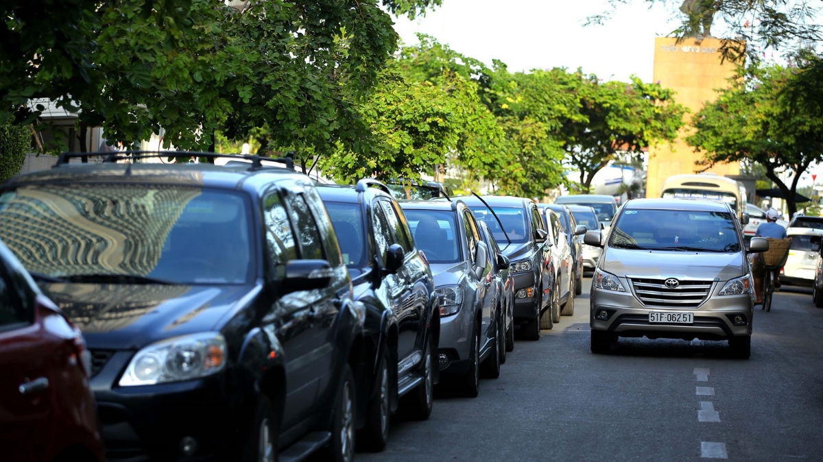 Phí giữ ôtô hiện thấp, là nguyên nhân chính biến lòng lề đường thành bãi đỗ xe suốt thời gian dài - Ảnh minh họa.