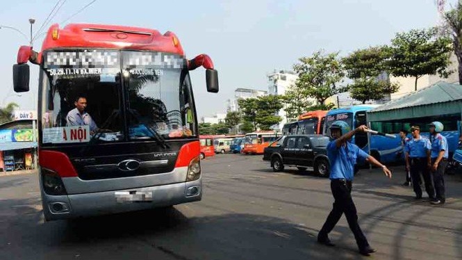 Các nhà xe này đều "lách luật" bằng cách sử dụng xe hợp đồng "trá hình", xe chở khách du lịch "trá hình" bán vé cho khách lẻ đặt chỗ và chở khách theo tuyến cố định.