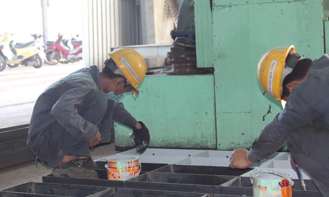 TPP không đưa ra tiêu chuẩn riêng về lao động mà chỉ khẳng định lại các tiêu chuẩn lao động được nêu trong Tuyên bố năm 1998 của Tổ chức Lao động Quốc tế. Trong ảnh: Người lao động tại Công ty Cổ phần Cơ khí Hà Giang Phước Tường (Đà Nẵng) - Ảnh: TA.