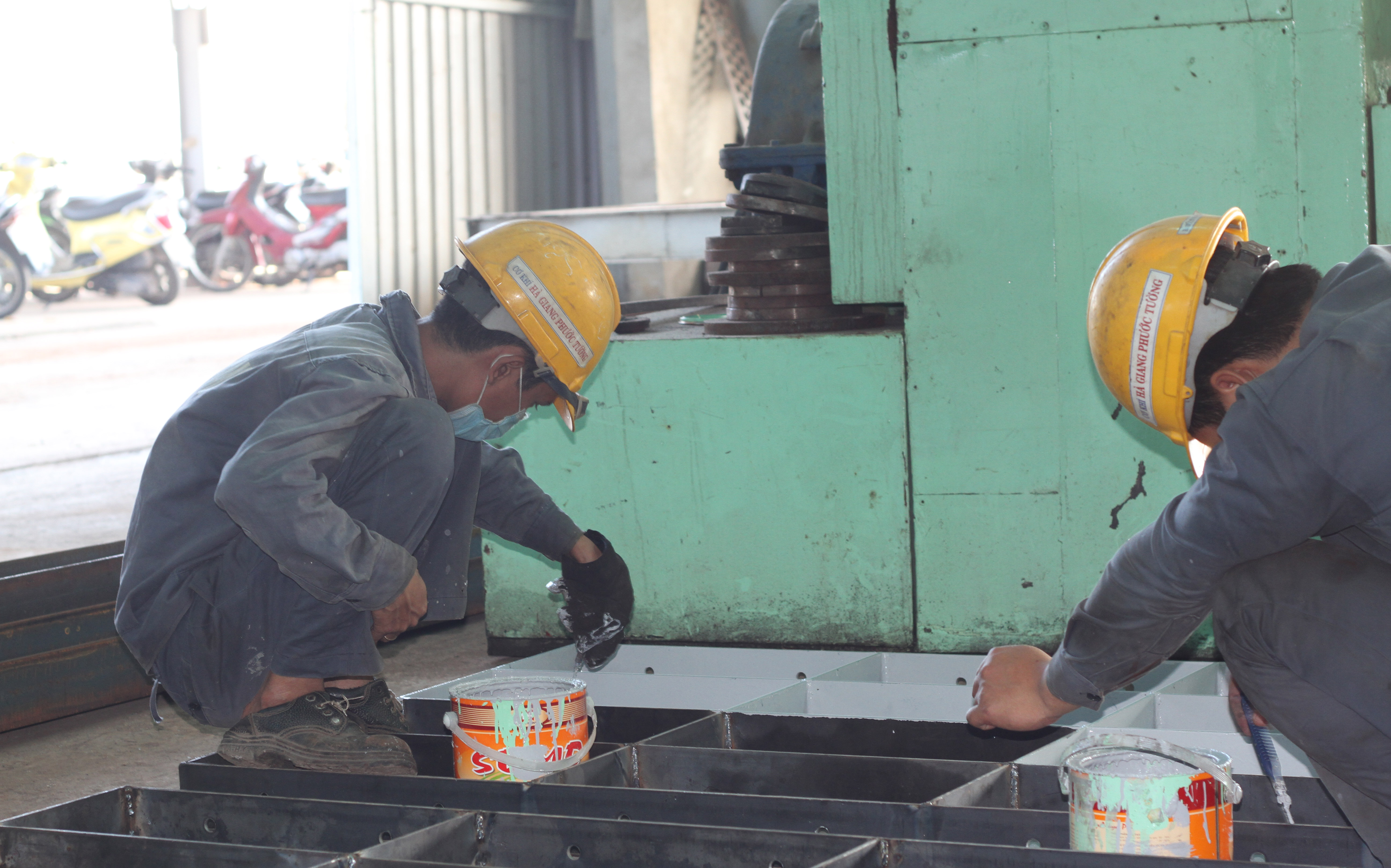 TPP không đưa ra tiêu chuẩn riêng về lao động mà chỉ khẳng định lại các tiêu chuẩn lao động được nêu trong Tuyên bố năm 1998 của Tổ chức Lao động Quốc tế. Trong ảnh: Người lao động tại Công ty Cổ phần Cơ khí Hà Giang Phước Tường (Đà Nẵng) - Ảnh: TA.