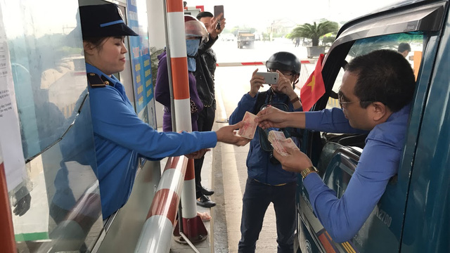 Người dân dùng tiền lẻ để thanh toán khi qua trạm thu phí Bến Thủy, nhằm phản đối mức thu và vị trí đặt trạm BOT này.<br>