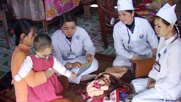 Gửi chất vấn đến Thủ tướng, đại biểu Quốc hội phản ánh cử tri ngành y tế mong muốn được nâng mức lương khởi điểm và đặc biệt là được hưởng phụ cấp thâm niên nghề, 