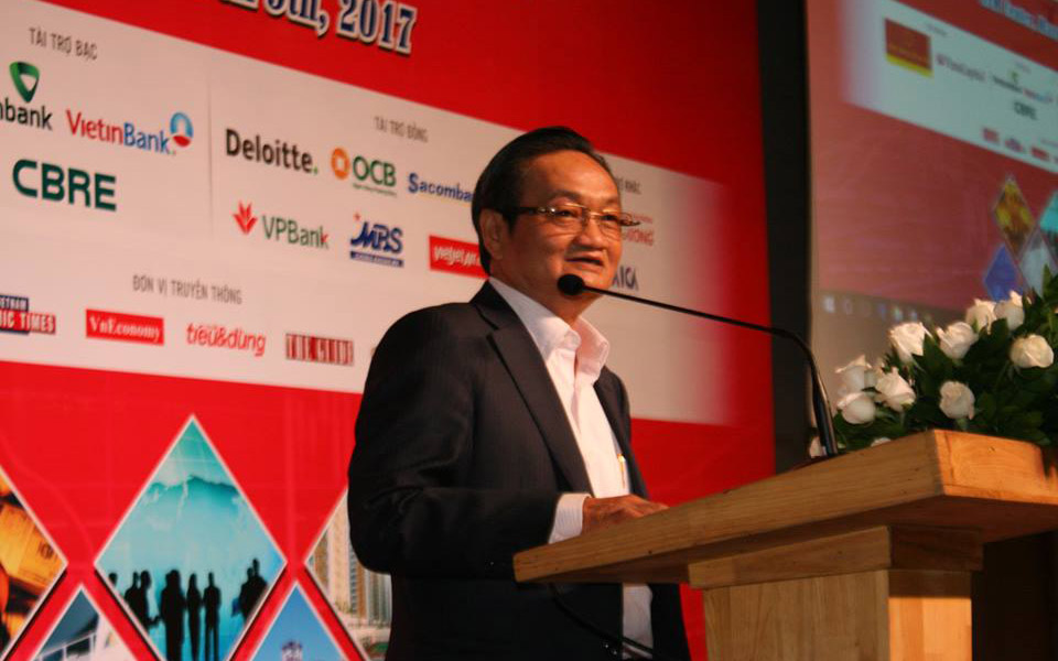 Chuyên gia kinh tế Trần Du Lịch phát biểu tại hội thảo.