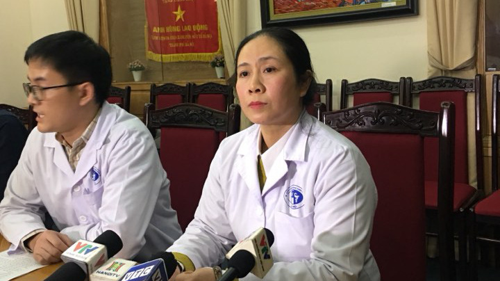Bà Trần Liên Hương, Phó giám đốc Bệnh viện đa khoa Xanh Pôn trả lời báo chí trưa 12/10. Ảnh - Dương Nhật. 