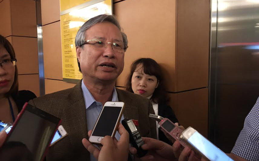 Chủ nhiệm Uỷ ban Kiểm tra Trung ương Trần Quốc Vượng trao đổi với báo chí bên hành lang Quốc hội.