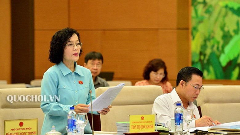 Đại biểu Quốc hội Trần Thị Quốc Khánh trình dự án Luật Hành chính công.