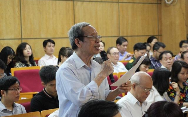 Cử tri Trần Viết Hoàn phát biểu tại cuộc tiếp xúc.