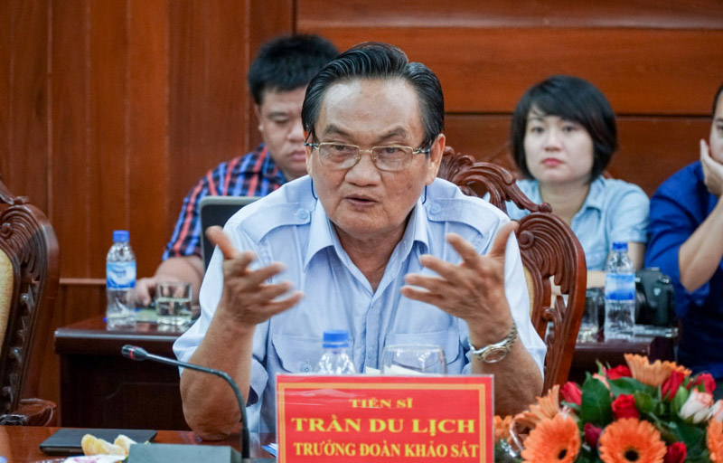 <span style="font-family: 'Times New Roman'; font-size: 15px;">Trưởng nhóm Tư vấn hợp tác phát triển miền Trung, TS. Trần Du Lịch trong chuyến khảo sát kinh tế miền Trung.</span>