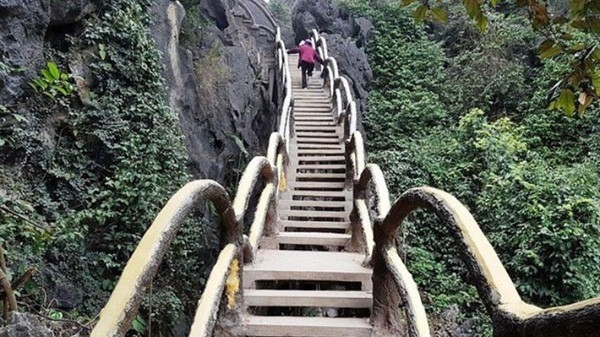 Công ty CP Du lịch Tràng An đã tự ý xây dựng trái phép bậc thang lên xuống đỉnh núi Cái Hạ.