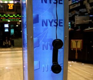 Chứng khoán Mỹ tiếp tục giảm điểm trong ngày 18/12 do sự sụt giảm của nhiều cổ phiếu blue-chip - Ảnh: AP.