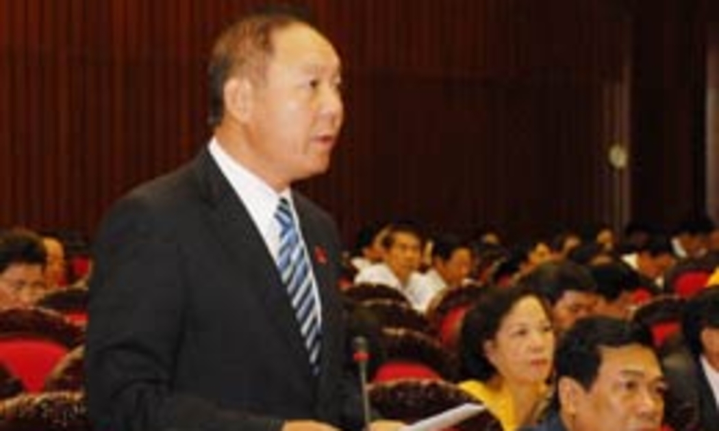 Đại biểu Trần Văn thảo luận về dự án Luật Sử dụng năng lượng tiết kiệm và hiệu quả.