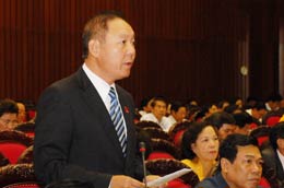 Đại biểu Trần Văn thảo luận về dự án Luật Sử dụng năng lượng tiết kiệm và hiệu quả.