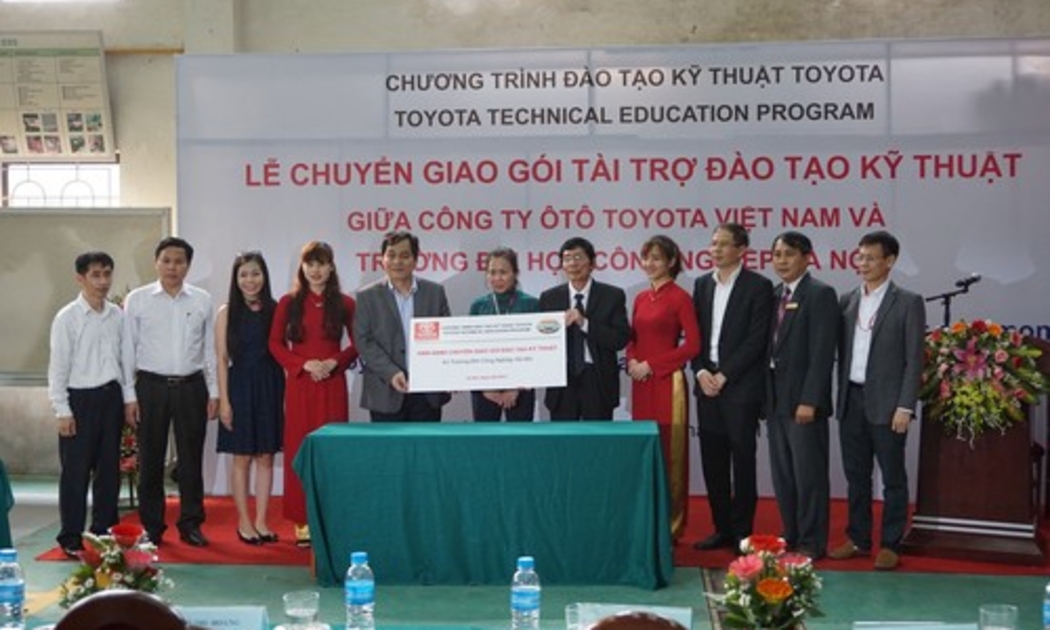 Toyota trao tặng gói tài trợ đào tạo kỹ thuật cho trường Đại học Công Nghiệp Hà Nội.