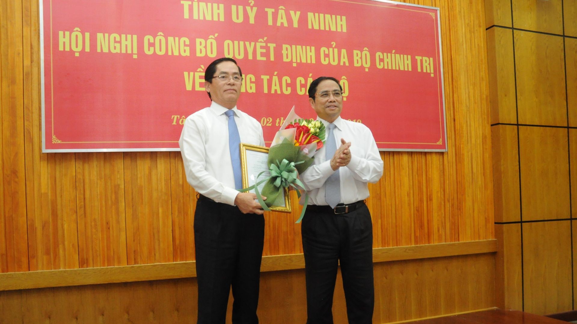 Trưởng ban Tổ chức Trung ương Phạm Minh Chính trao quyết định của Bộ Chính trị cho ông Phạm Viết Thanh (bên trái).