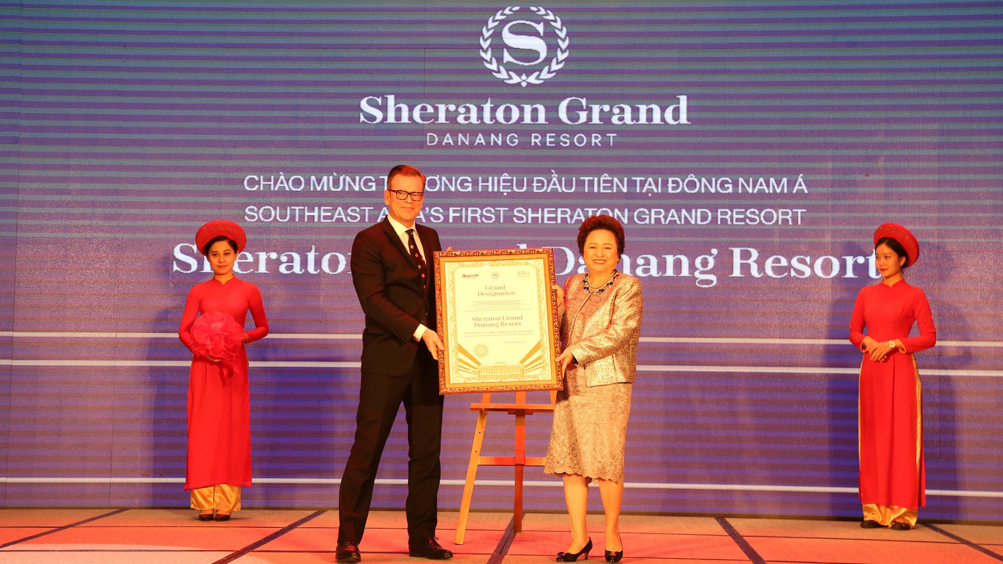 Madame Nguyễn Thị Nga – Chủ tịch Tập đoàn BRG và ông Karl Hudson - Phó Chủ Tịch Khu Vực Thái Lan, Việt Nam, Campuchia, Myanmar, của tập đoàn Marriott International trong lễ đón nhận thương hiệu Sheraton Grand.