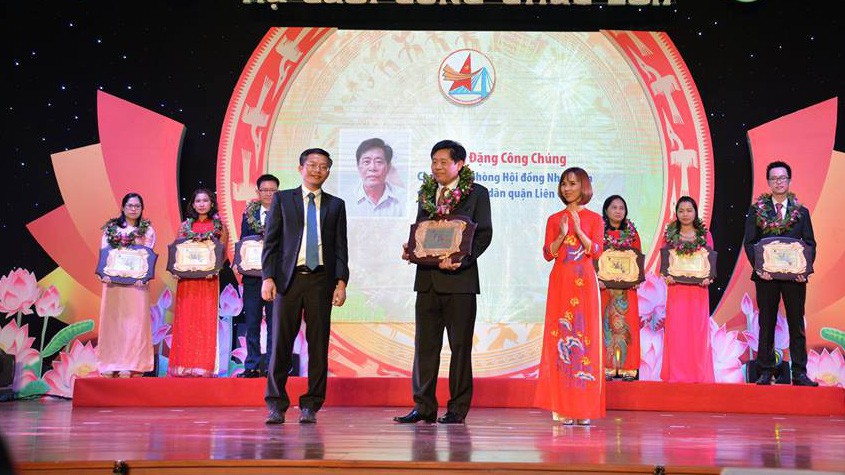 “Nụ cười công chức thành phố Đà Nẵng” là giải thưởng thường niên nhằm tôn vinh cán bộ, công chức, viên chức có thành tích xuất sắc tiêu biểu trong quá trình xây dựng, phát triển thành phố, đặc biệt có nhiều đóng góp cho cộng đồng doanh nhân, doanh nghiệp.