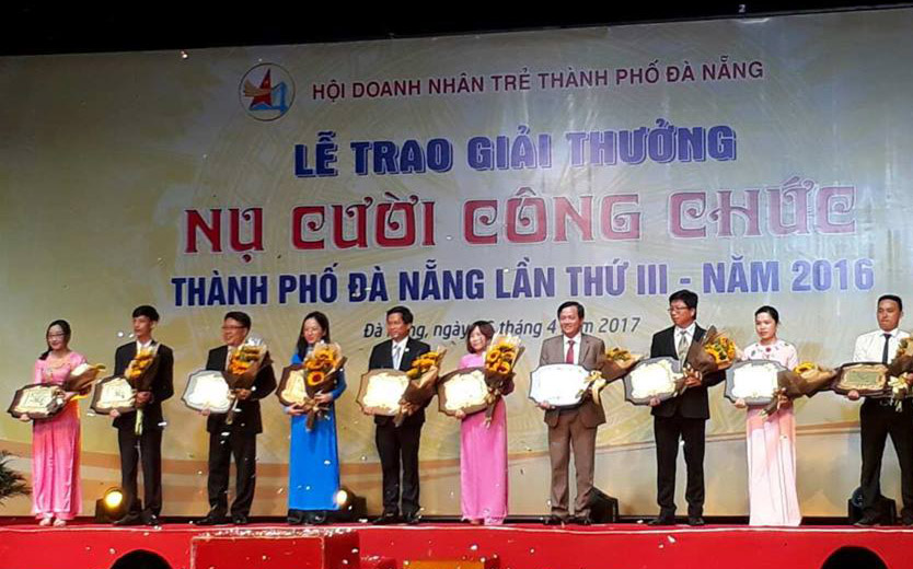Đây là lần thứ ba Hội Doanh nhân trẻ Đà Nẵng trao giải " Nụ cười công chức" cho cán bộ, công chức thành phố.