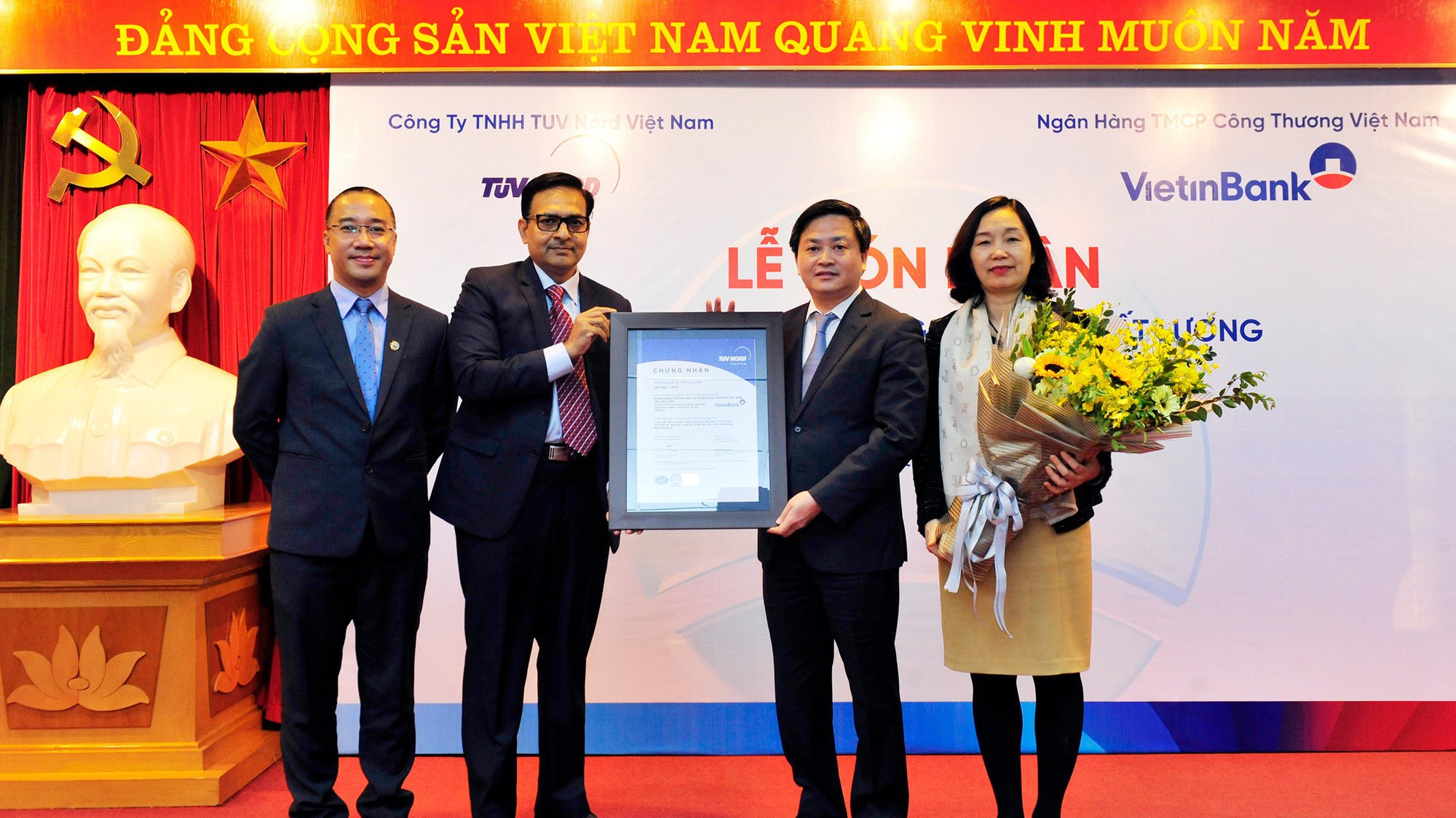 Đại diện TUV NORD trao chứng nhận ISO 9001:2015 cho VietinBank.