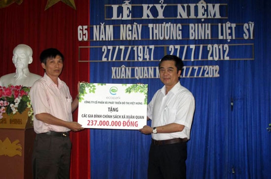 Đại diện lãnh đạo Vihajico trao quà cho các gia đình thương binh liệt sĩ tại xã Xuân Quan.