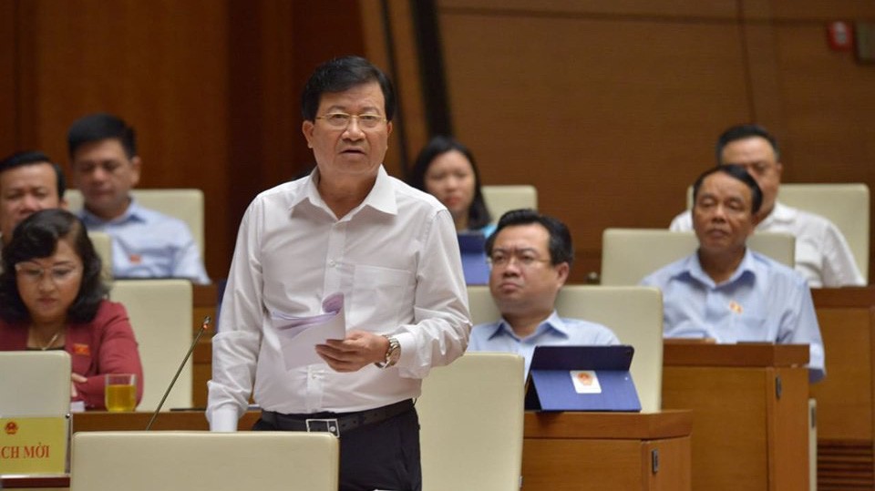 Phó thủ tướng Trịnh Đình Dũng đã thay mặt Thủ tướng trả lời và làm rõ thêm một số nội dung mà các vị đại biểu đã chất vấn