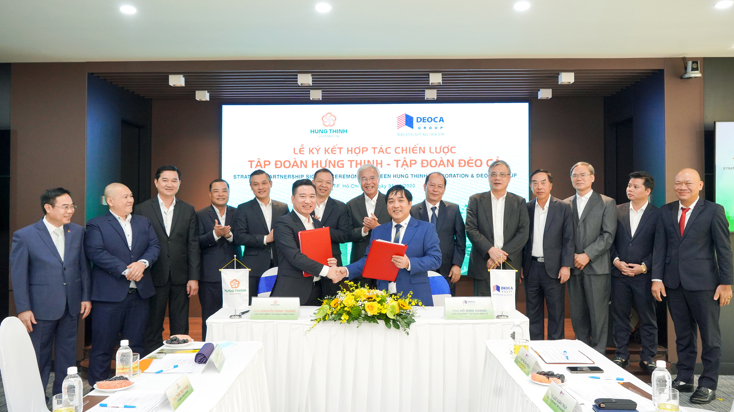 Ông Hồ Minh Hoàng - Chủ tịch Hội đồng Quản trị Tập đoàn Đèo Cả và ông Nguyễn Đình Trung - Chủ tịch Tập đoàn Hưng Thịnh thực hiện nghi thức ký kết hợp tác trước sự chứng kiến của đại diện hai Tập đoàn.