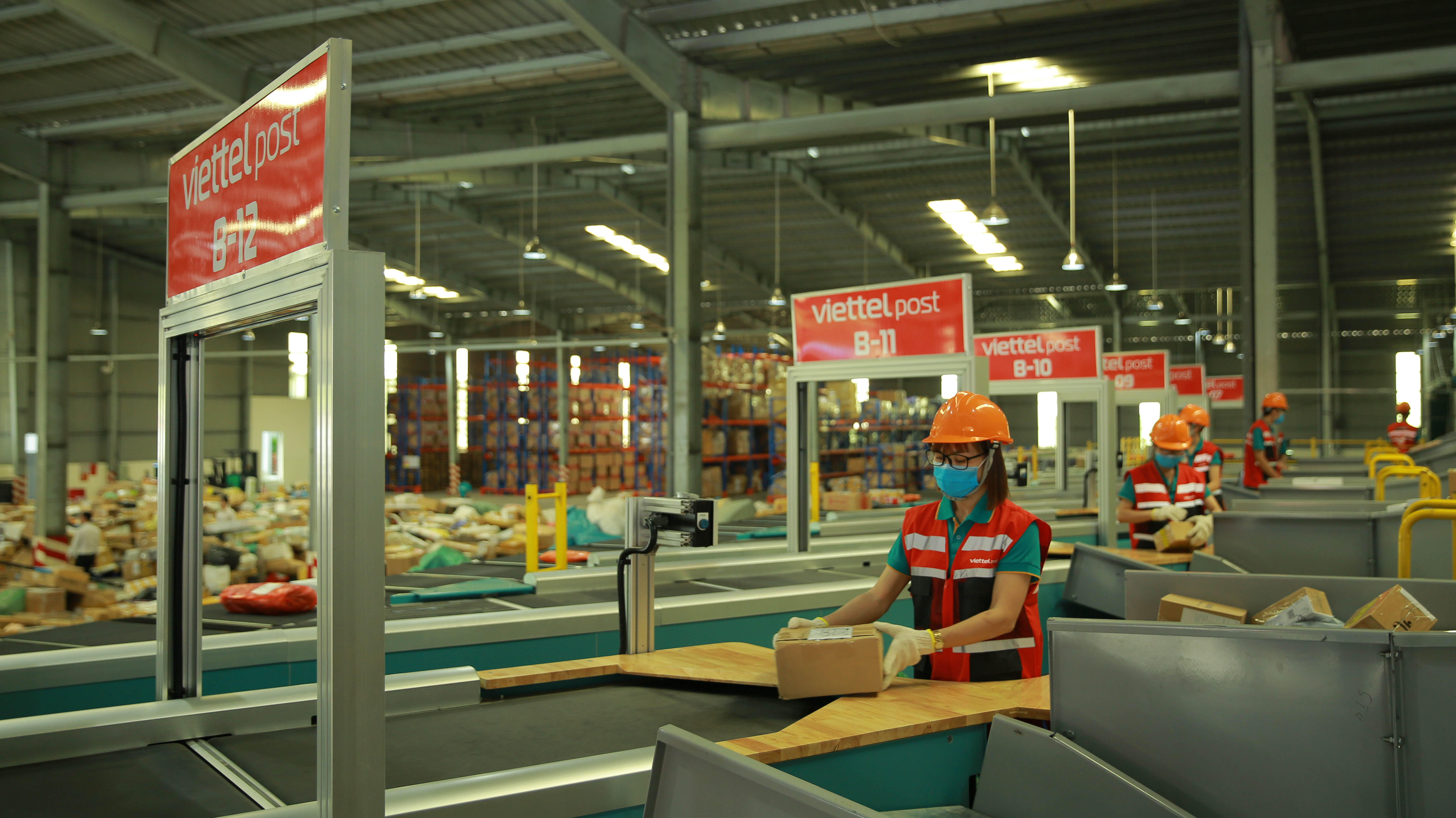 Hệ thống băng chuyền chia chọn tự động tại Trung tâm Logistics miền Nam được kết nối đến khách hàng hoàn toàn tự động