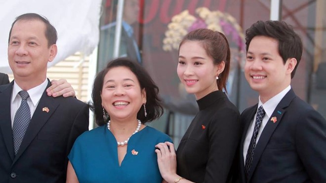 Ông Nguyễn Văn Trung - Chủ tịch Hội đồng Quản trị Trung Thủy Group, bà Dương Thanh Thuỷ, hoa hậu Thu Thảo và Nguyễn Trung Tín (từ trái sang).