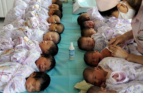 Chính sách một con được nhà lãnh đạo Trung Quốc Đặng Tiểu Bình đưa ra 
vào thập niên 1970 với quan điểm không để thành quả tăng trưởng kinh tế 
bị xói mòn bởi dân số đông. Tuy nhiên, chính sách này đã gây ra một số 
tác động không tốt về cấu trúc nhân khẩu và xã hội - Ảnh: ChinaNews.<br>