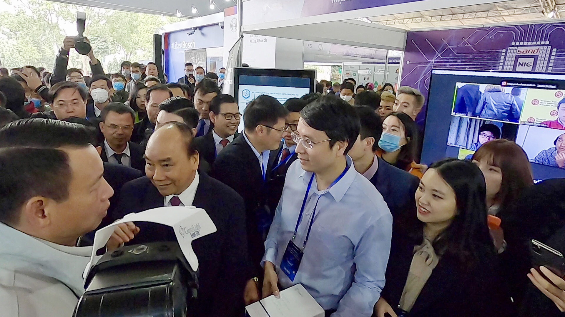 TS. Cao Anh Tuấn, Giám đốc công nghệ Gennetica (đứng giữa) trình bày với Thủ tướng về sản phẩm đổi mới sáng tạo tại sự kiện NIC 2020.