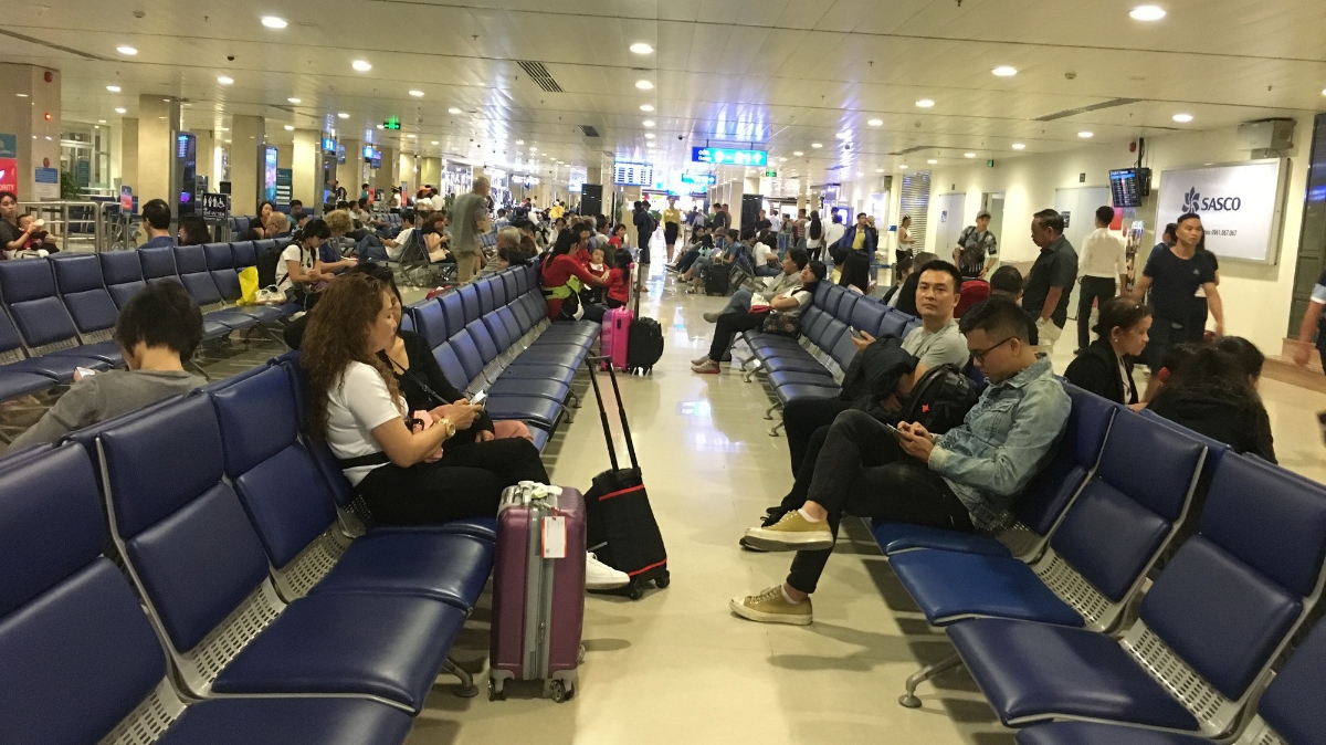 Sân bay Tân Sơn Nhất tắc nghẽn cả trên trời lẫn dưới đất.