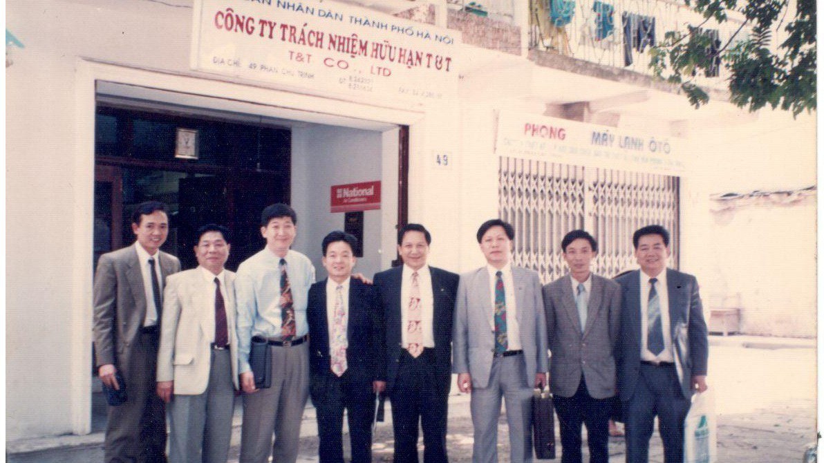 T&T Group những ngày đầu thành lập (1993). Thời điểm đó, công ty mới chỉ có một cửa hàng bán lẻ nhỏ đặt tại số 40 phố Hai Bà Trưng, Hà Nội.