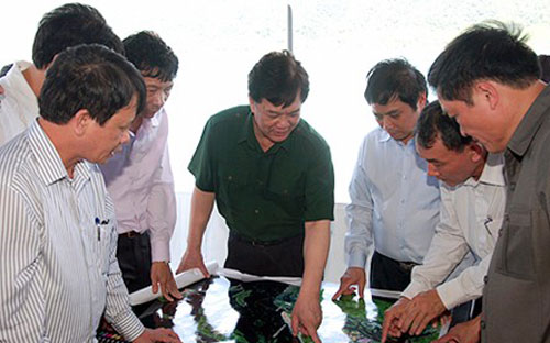 Thủ tướng nghe báo cáo về Quy hoạch xây dựng KKT Vân Đồn - Ảnh: VGP.