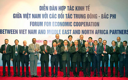 Thủ tướng Nguyễn Tấn Dũng và các đại biểu tham dự diễn đàn sáng 4/11.<br>