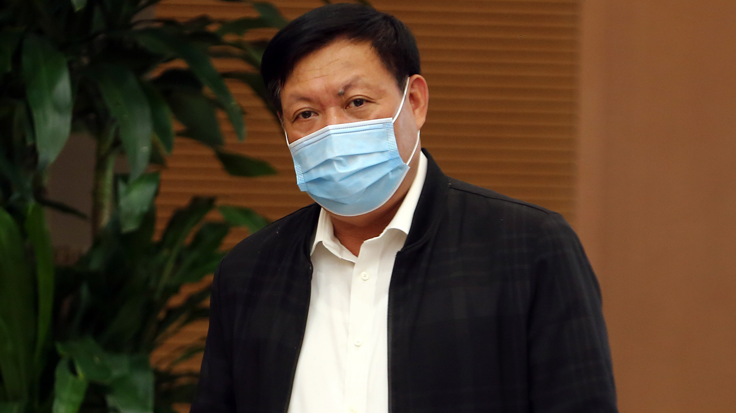 Thứ trưởng Y tế Đỗ Xuân Tuyên trong cuộc họp ngày 23/2 cho biết, đối tượng tiêm vaccine sẽ ưu tiên cho lực lượng tuyến đầu chống dịch, địa phương đang có dịch. Ảnh - VGP/Đình Nam. 