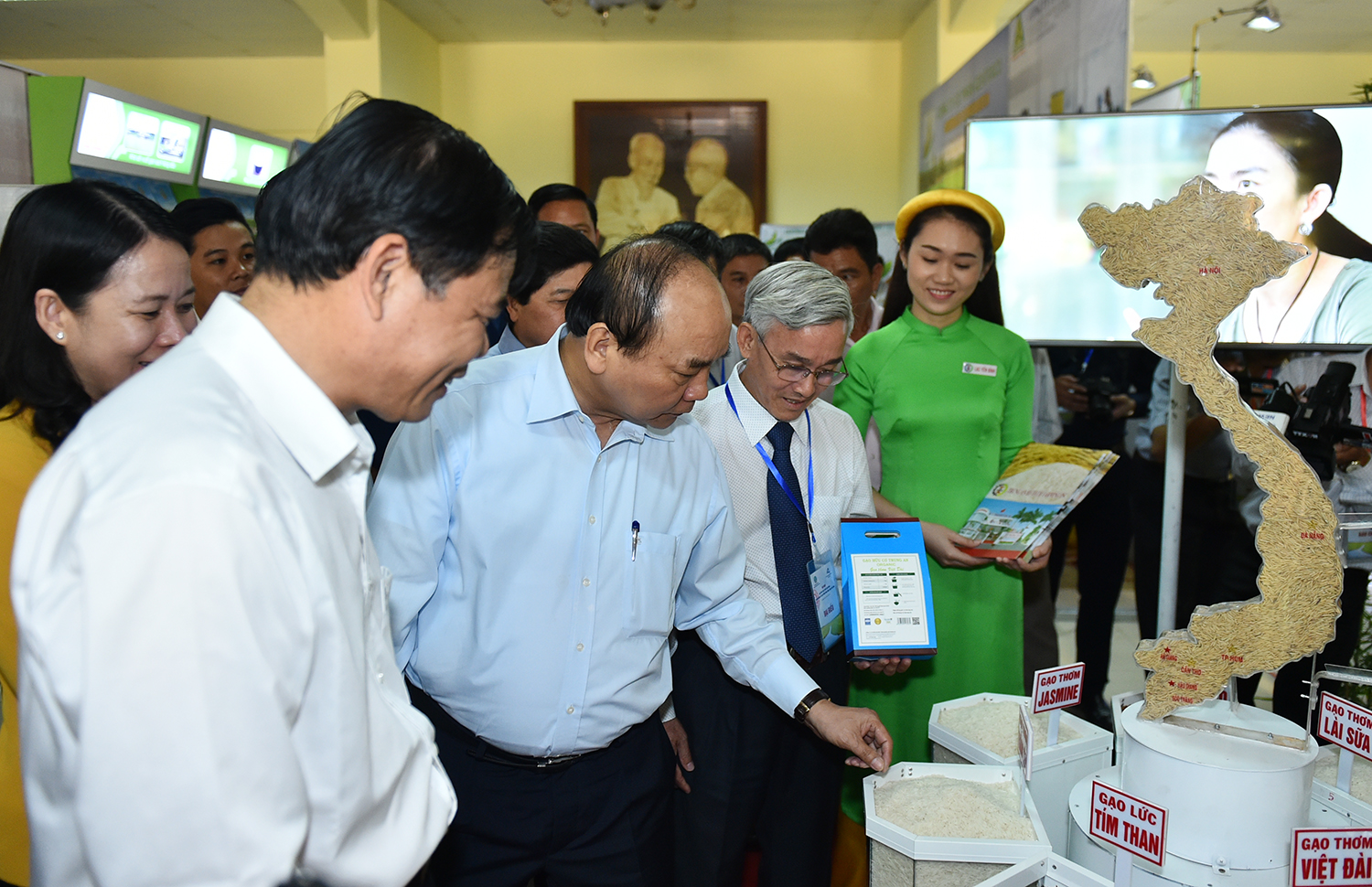 Thủ tướng yêu cầu ngành lúa gạo Việt Nam cần một tầm nhìn mới, một tầm nhìn đi kèm với hoạch định chiến lược, phù hợp với xu thế toàn cầu hóa.