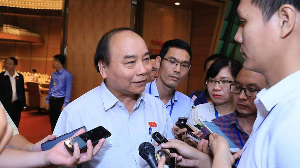 Thủ tướng Nguyễn Xuân Phúc trao đổi với báo chí bên hàng lang Quốc hội - Ảnh: Quang Phúc. 