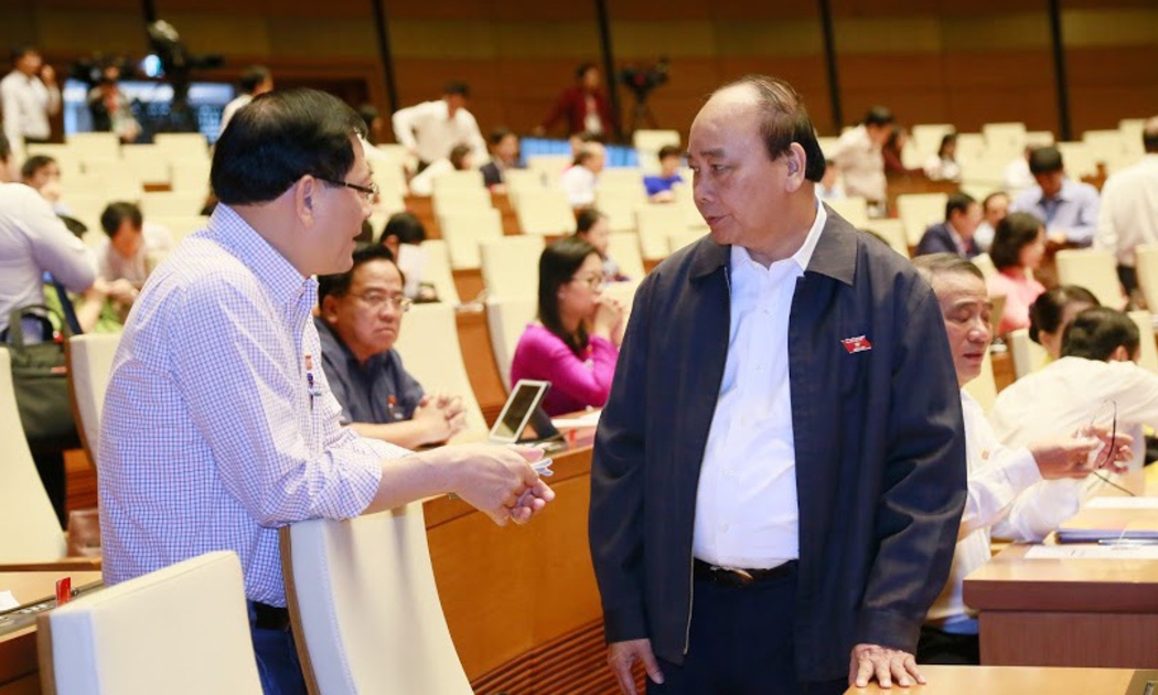 Thủ tướng trao đổi với đại biểu Quốc hôi trước phiên chất vấn sáng 8/11 - Ảnh: Quang Phúc