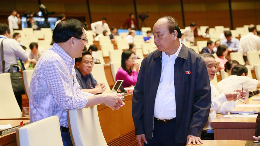 Thủ tướng trao đổi với đại biểu Quốc hôi trước phiên chất vấn sáng 8/11 - Ảnh: Quang Phúc 
