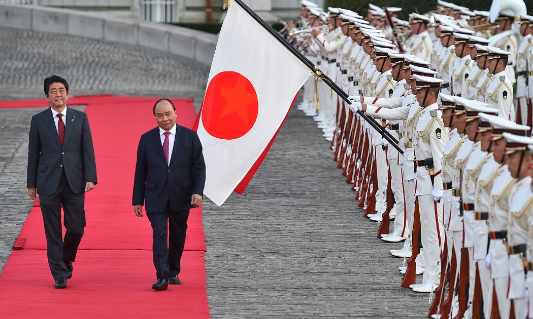 Thủ tướng Shinzo Abe và Thủ tướng Nguyễn Xuân Phúc duyệt đội danh dự tại lễ đón chiều 6/6.