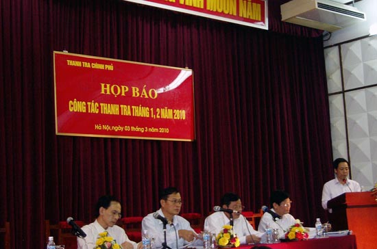 Phó tổng Thanh tra Chính phủ Mai Quốc Bình chủ trì buổi họp báo - Ảnh: T. Nguyên.