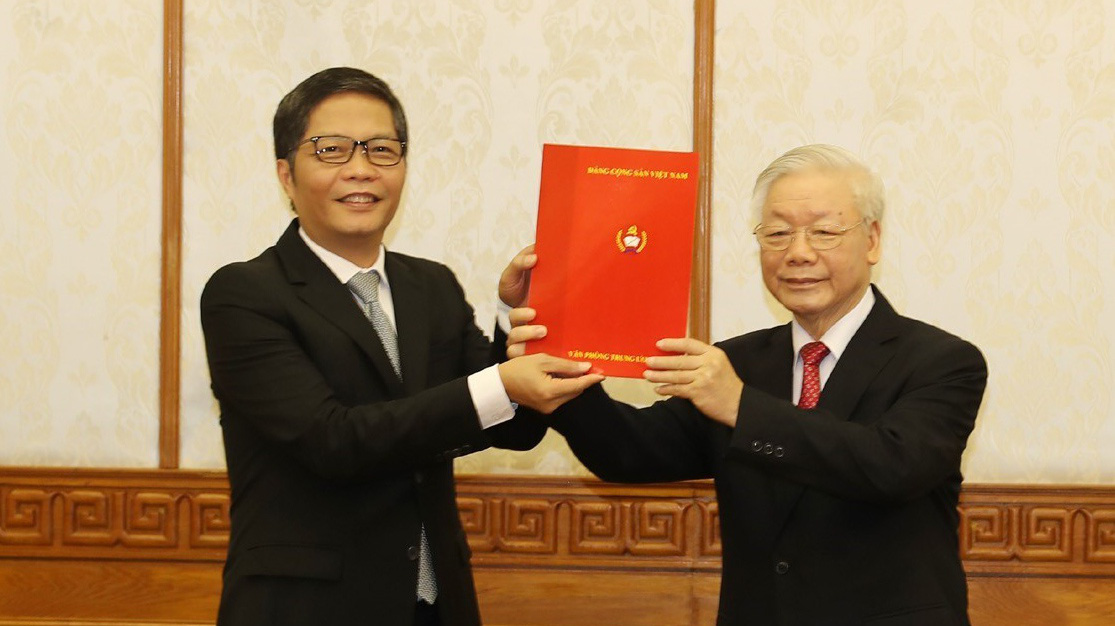 Tổng bí thư, Chủ tịch nước Nguyễn Phú Trọng trao quyết định cho ông Trần Tuấn Anh.