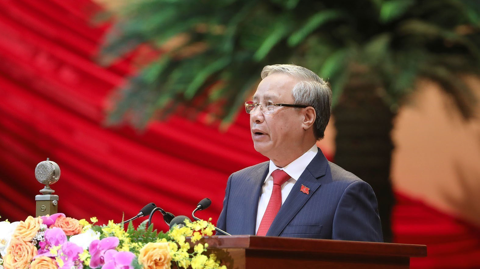 Ủy viên Bộ Chính trị, Thường trực Ban Bí thư Trần Quốc Vượng đọc báo cáo kiểm điểm nhiệm kỳ.